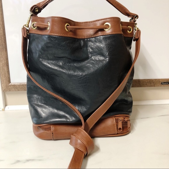Dolce Vita Leather Bucket Bag w Removable Strap - Picture 4 of 8